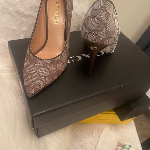 Worn for a wedding, no wear heels perfect for a party coming up! - Picture 2 of 4